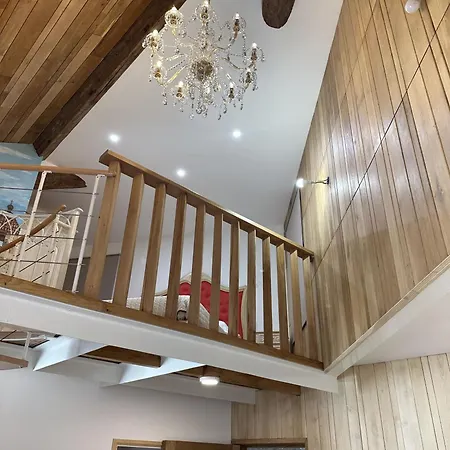 A Mezzanine Dans L'eglise Du Couvent 아파트 나르본